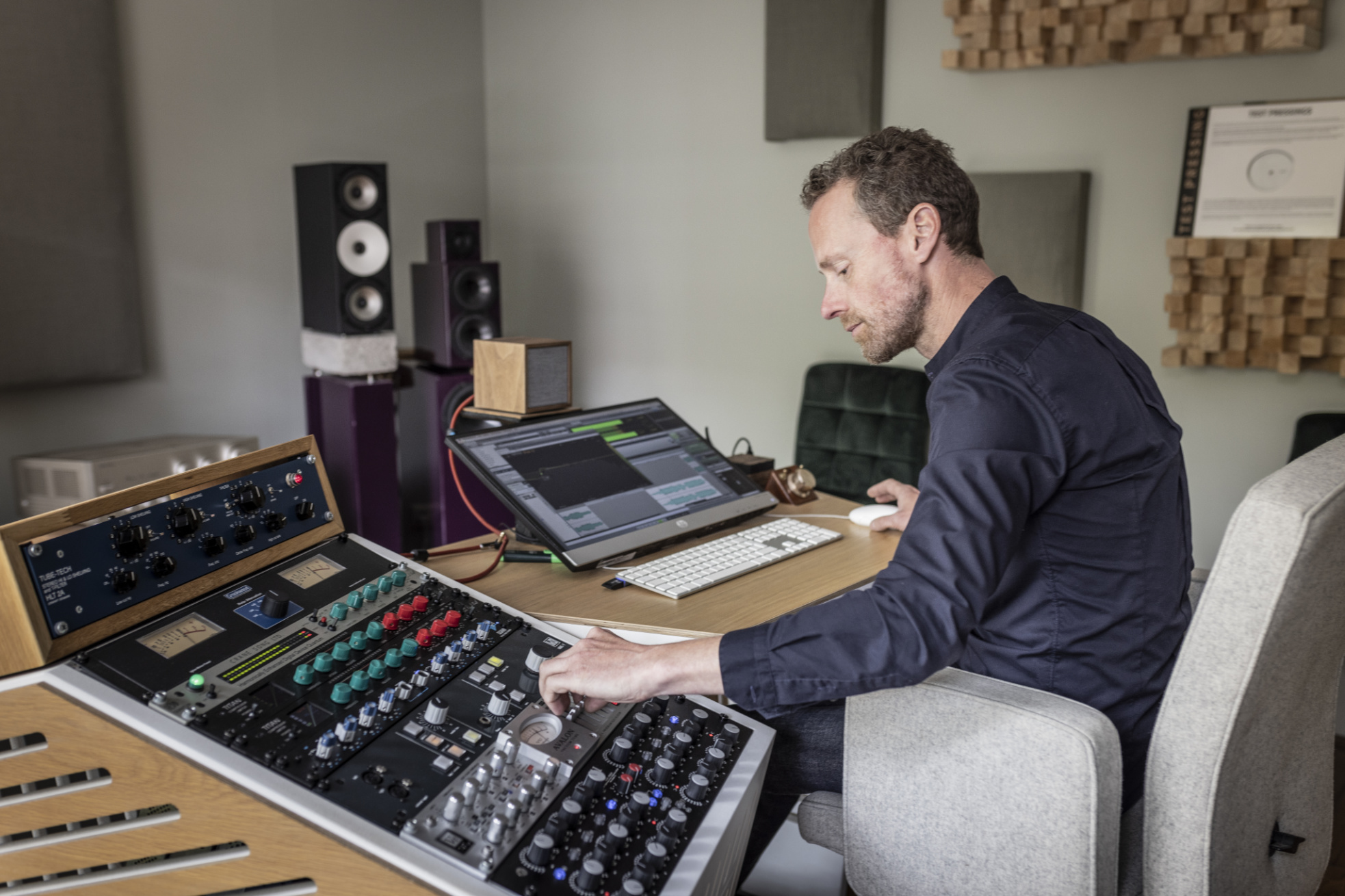 Renzo van Riemsdijk at work in his mastering studio