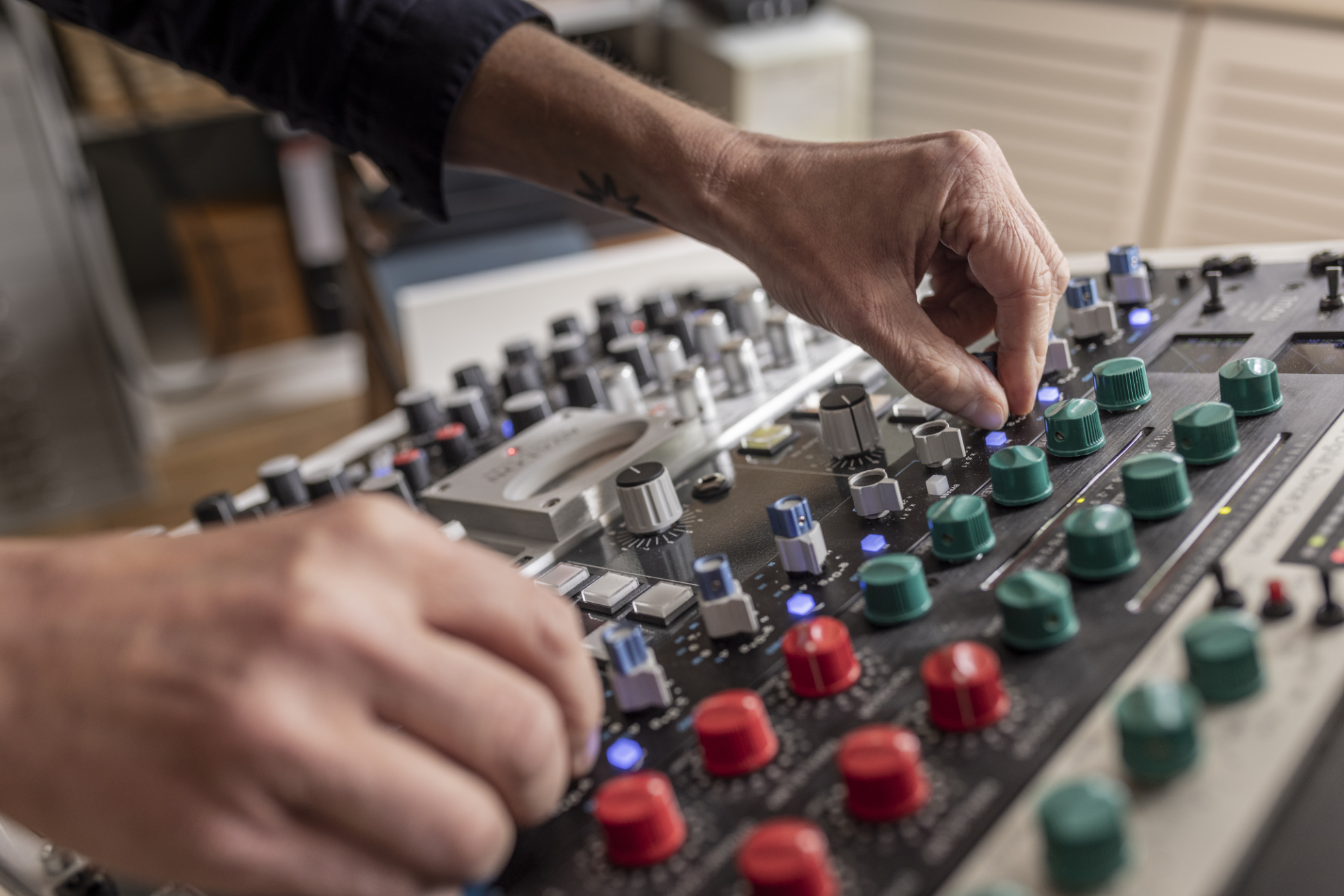 Two hands on the analogue mastering chain